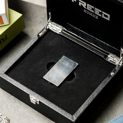 銀色拉絲銅殼，置於黑色禮盒內，FREED客製化刻字。