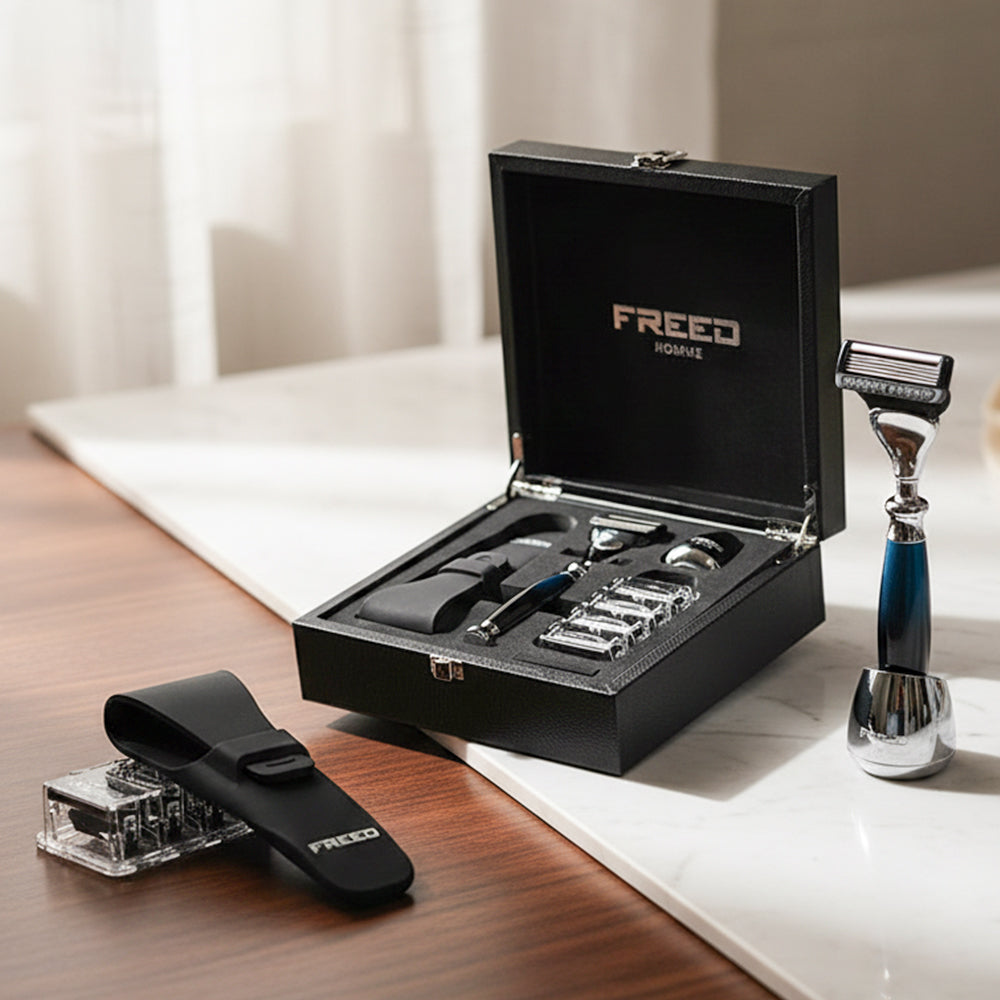 銀河藍刮鬍刀禮盒，黑色皮革包裝，FREED 客製化刻字。